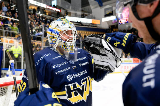 HV71s målvakt Felix Sandström jublar