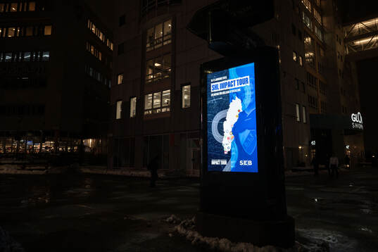 En LED-skärm som visar reklam för SHL Impact Tour