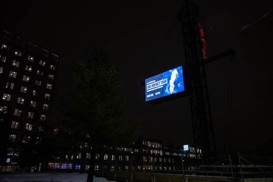 En LED-skärm som visar reklam för SHL Impact Tour