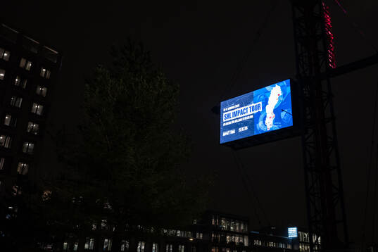 En LED-skärm som visar reklam för SHL Impact Tour