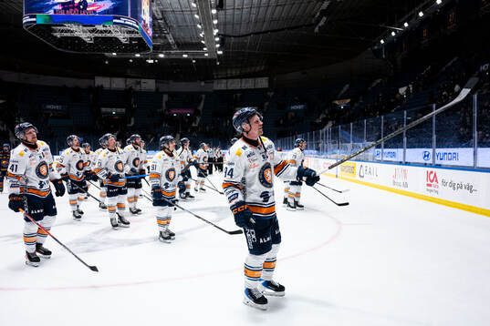 Växjös Joel Persson jublar med lagkamrater