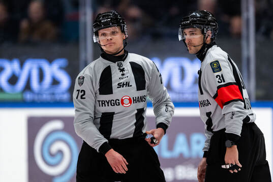 Linjedomare William Henriksson och domare Kristoffer