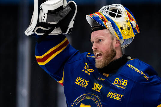 Djurgårdens målvakt Magnus Hellberg reagerar