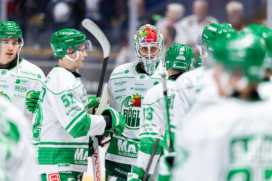 Rögles målvakt Arvid Holm jublar