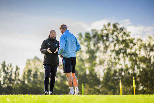 Huvudtränare Miguel Angel Ramirez i samtal med Pontus
