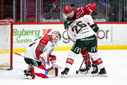 Timrås Sebastian Hartmann, Frölundas målvakt Tobias