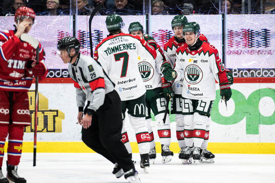 Frölundas Jere Innala och Henrik Tömmernes jublar