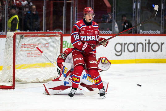 Timrås Eddie Genborg och Frölundas målvakt Tobias Normann