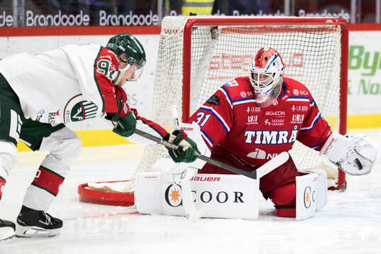Frölundas Filip Cederqvist och Timrås målvakt Tim Juel