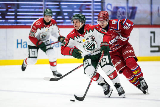 Frölundas Max Friberg och Timrås Sebastian Hartmann