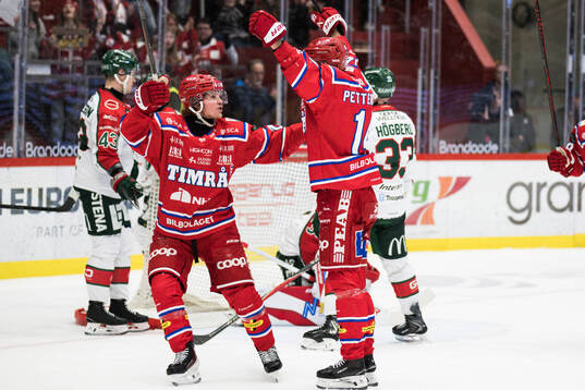 Timrås Emil Pettersson jublar med Anton Heikkinen