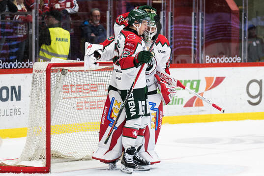 Frölundas målvakt Tobias Normann och Max Friberg jublar