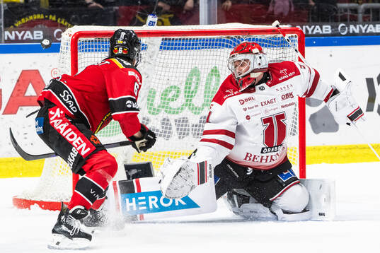 Luleås Isac Hedqvist och Örebros målvakt Jonas Arntzen
