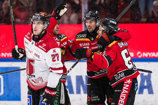 Luleås Eetu Koivistoinen och Linus Omark jublar