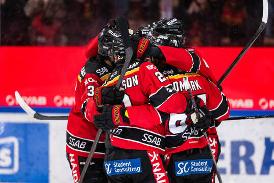 Luleås Linus Omark jublar med lagkamrater