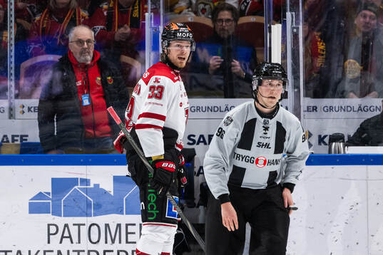 Örebros Christopher Mastomäki och linjedomare Niclas