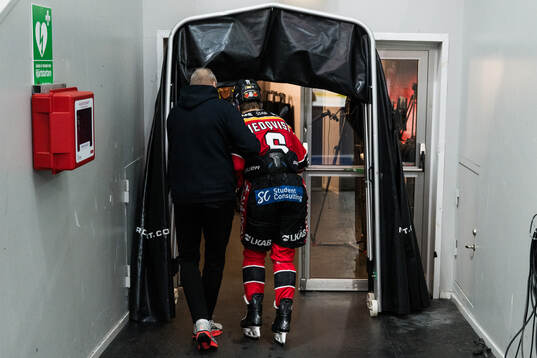 Luleås Isac Hedqvist lämnar isen skadad