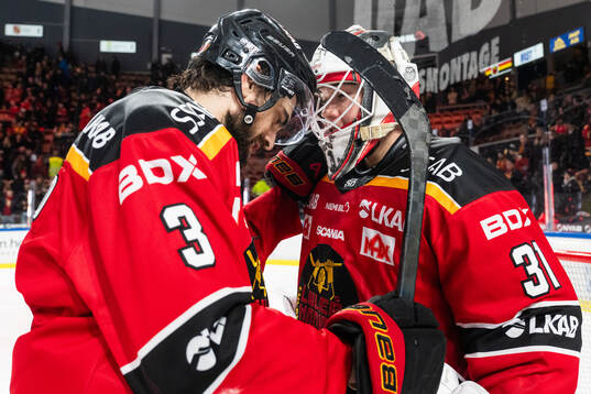 Luleås Frederic Allard och målvakt Matteus Ward jublar