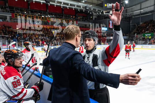 Örebros tränare Niklas Eriksson och domare Christoffer