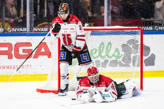 Örebros Patrik Puistola och målvakt Jonas Arntzen deppar