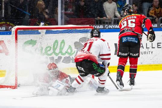 Luleås Filip Eriksson gör 3-0 bakom Örebros målvakt