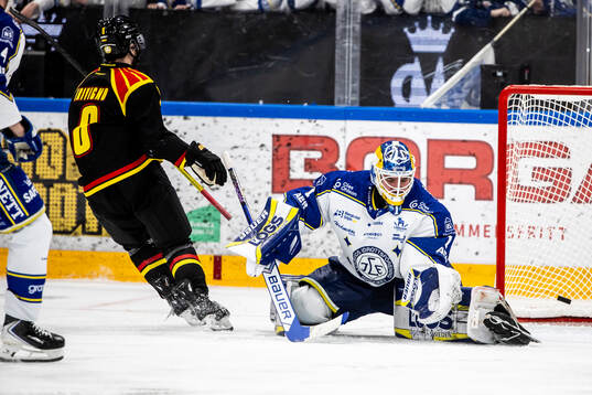 Brynäs Bobby Trivigno gör 2-3 bakom Leksands målvakt