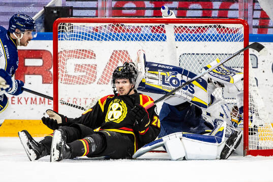 Brynäs Johannes Kinnvall och Leksands målvakt Marcus