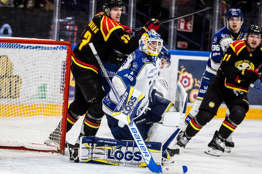 Brynäs Jakob Silfverberg och Leksands målvakt Marcus