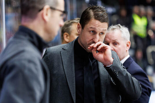 Malmö Redhawks tränare Tomas Kollar deppar