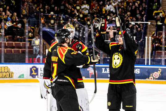 Brynäs Mattias Norlinder och Oskar Lindblom jublar