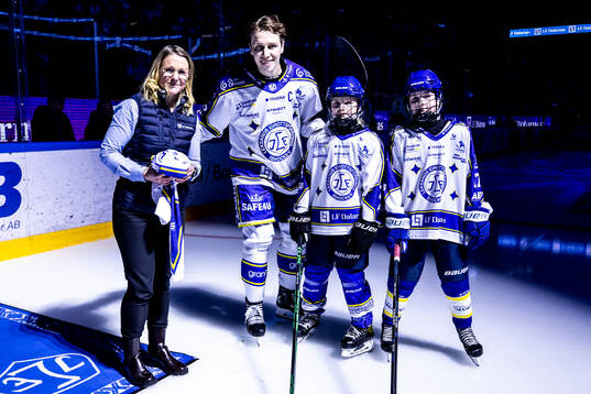 Leksands Lukas Vejdemo med kvällens matchvärd
