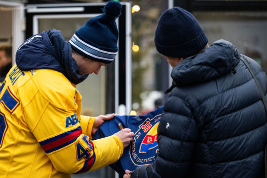 Djurgårdens Hugo Blixt skriver autografer