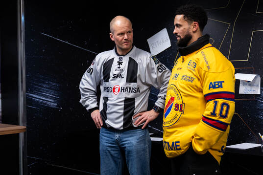 Djurgårdens Oliver Kylington med domare