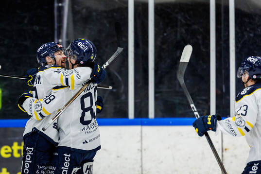 Södertäljes Hampus Harlestam och Filip Holst jublar