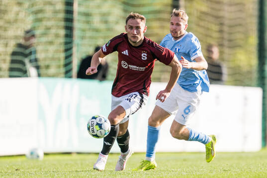 Jan Kuchta of Sparta Prag and Oscar Lewicki of Malmö FF