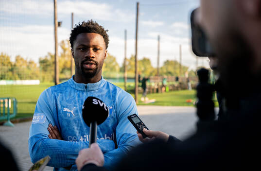 Emmanuel Ekong of Malmö FF is being interviewed