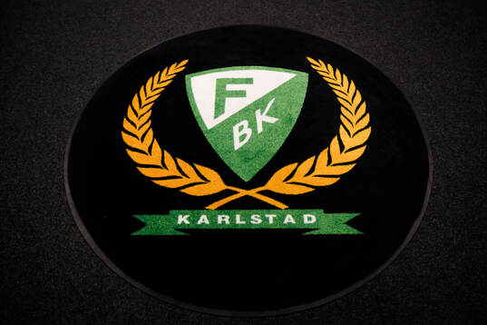 Färjestads logotyp på golvet i omklädningsrummet