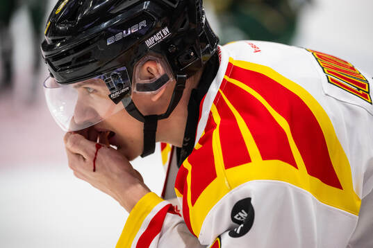 Brynäs Oskar Lindblom blöder från munnen och lämnar isen