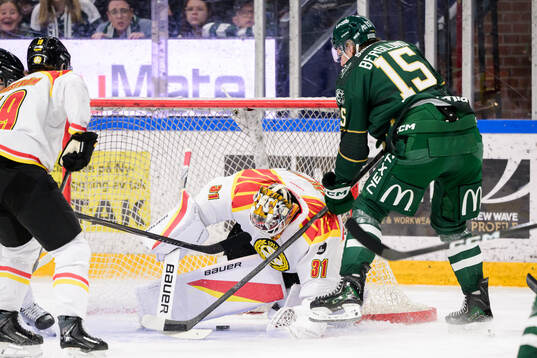 Färjestads Jack Berglund skjuter 1-0 på Brynäs målvakt