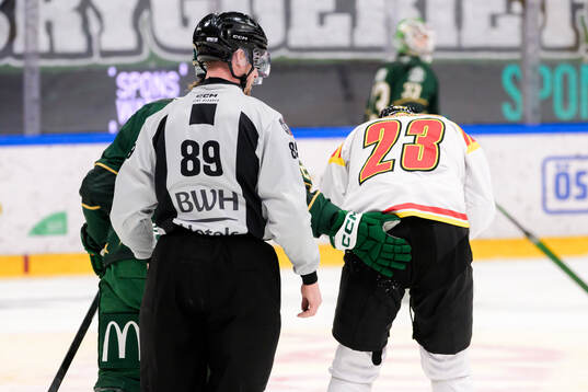 Färjestads Magnus Nygren hjälper Brynäs Oskar Lindblom