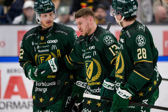 Färjestads Magnus Nygren, Emil Alba hjälper Joel Kellman
