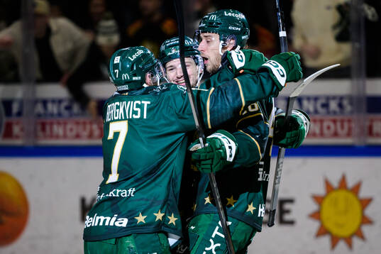 Färjestads Axel Bergkvist jublar med Filip Roos som gjort