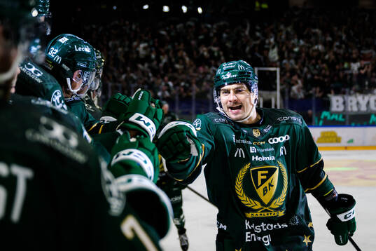 Färjestads David Tomasek jublar