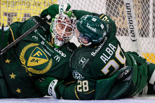 Färjestads målvakt Emil Larmi och Emil Alba