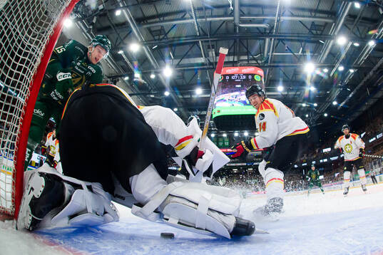 Färjestads Jack Berglund skjuter 1-0 bakom Brynäs