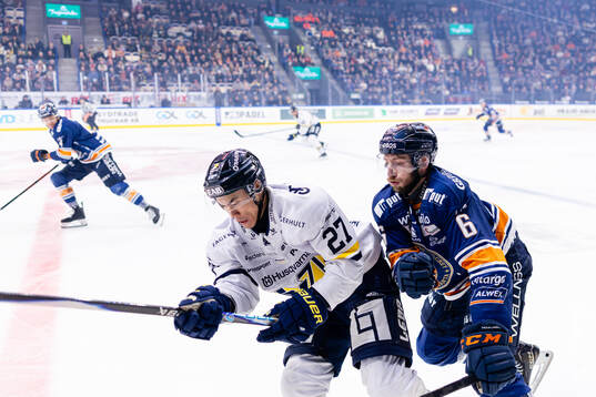 HV71s Jonathan Ang och Växjös Petter Granberg
