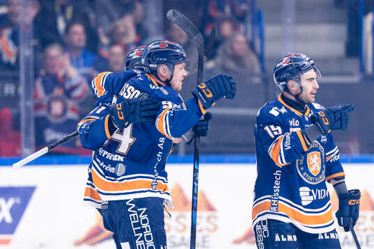 Växjös Joel Persson och Reid Gardiner jublar
