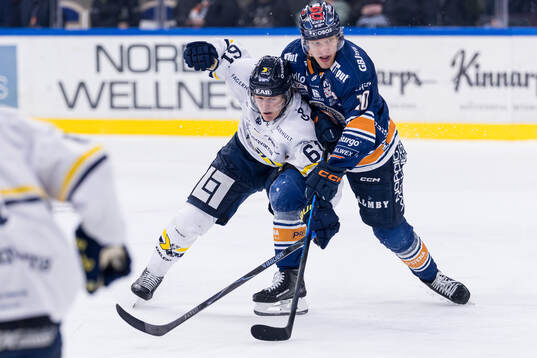 HV71s Axel Rindell och Växjös Eemeli Suomi