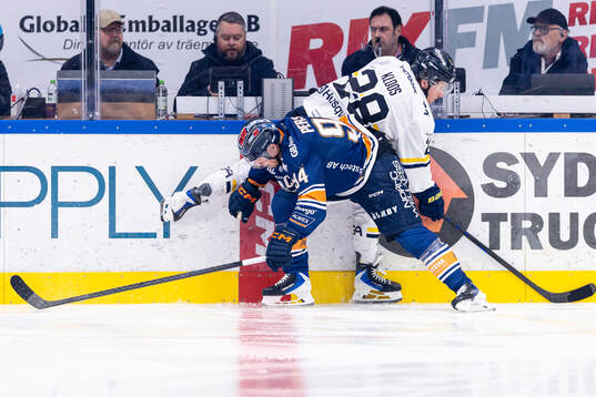 Växjös Joel Persson tacklar HV71s Justin Glenn Kloos