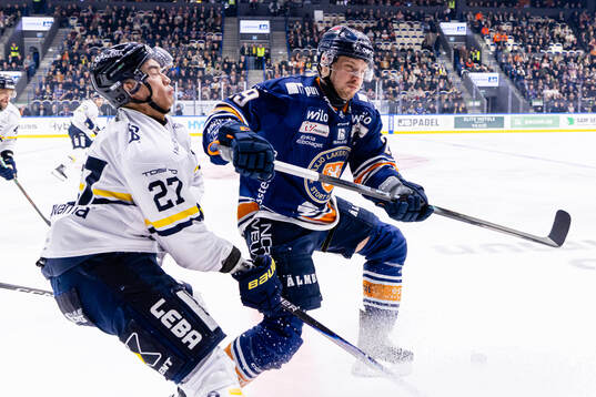 HV71s Jonathan Ang och Växjös Sebastian Strandberg